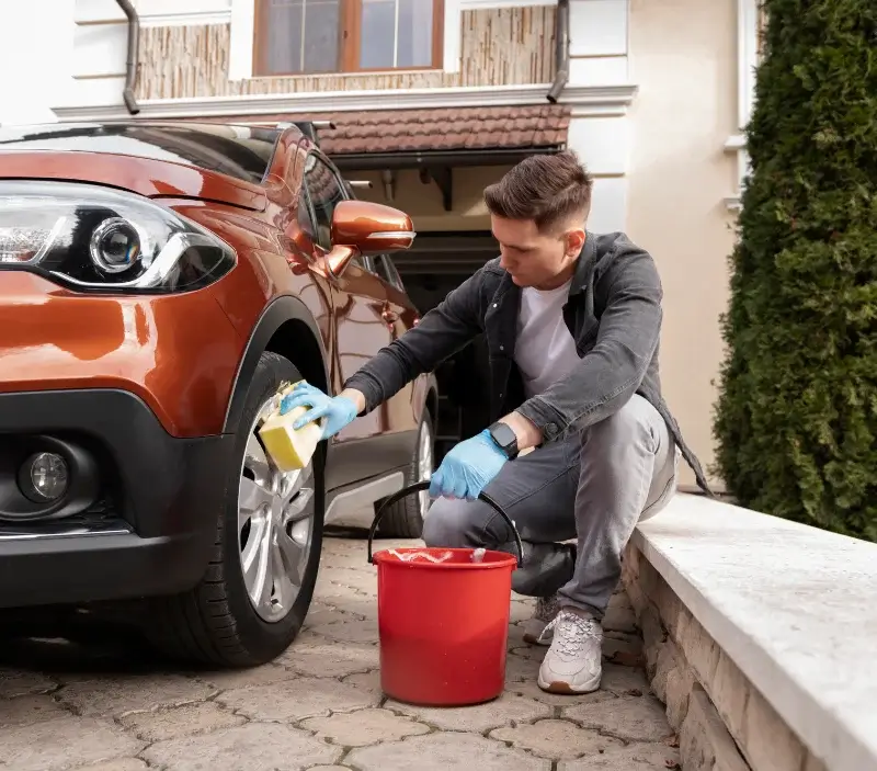 Lavage auto à domicile Valognes : professionnel intervenant sur un véhicule
